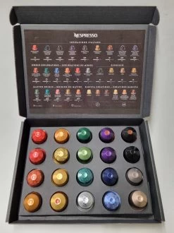 Koffie Proeverij Pakket Met 20 Stuks Verschillende Smaken En Mystery Card 'Enjoy The Sweet Moment' Met Persoonlijke (video) Boodschap | Verjaardag | Sinterklaas | Kerstpakket | Vaderdag | Moederdag | Jubileum | Valentijnsdag -Koffiehuis 899x1200 1